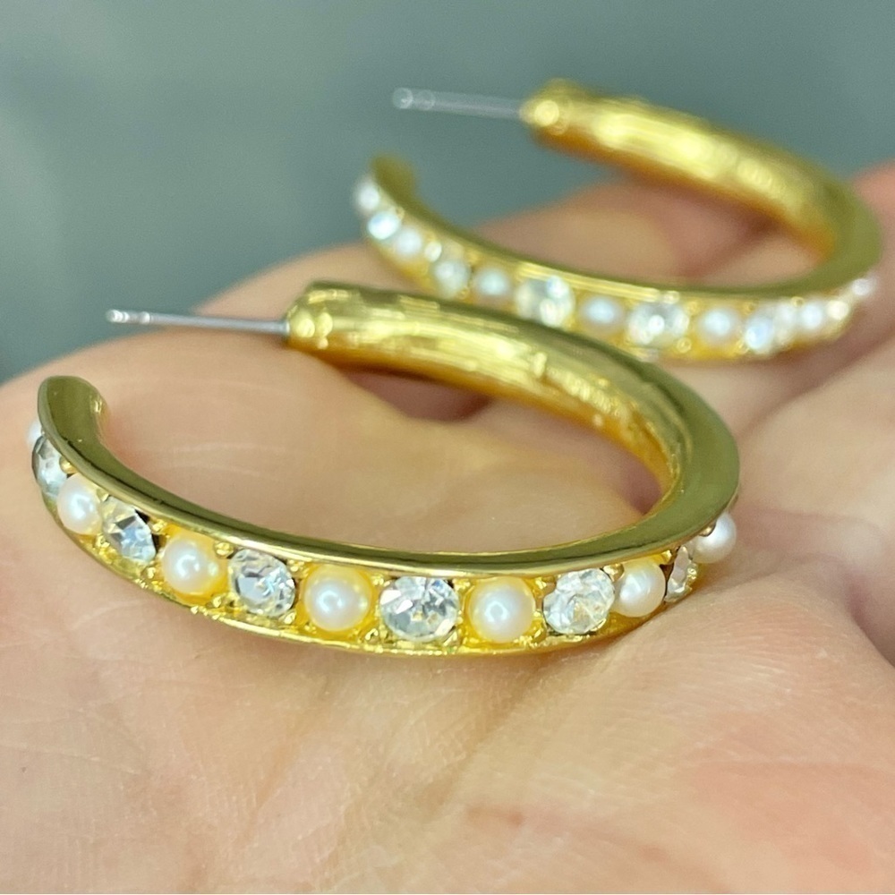 Vintage TRIFARI Signed Gold Tone Hoop Earrings Faux Diamond Rhinestone Pearls - Picture 5 of 7